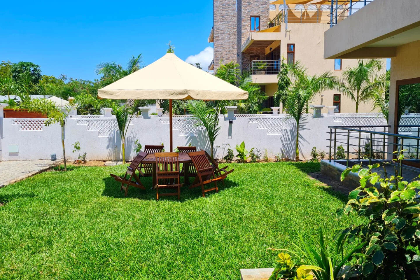 villas-pg-gardenpool-slider-image1