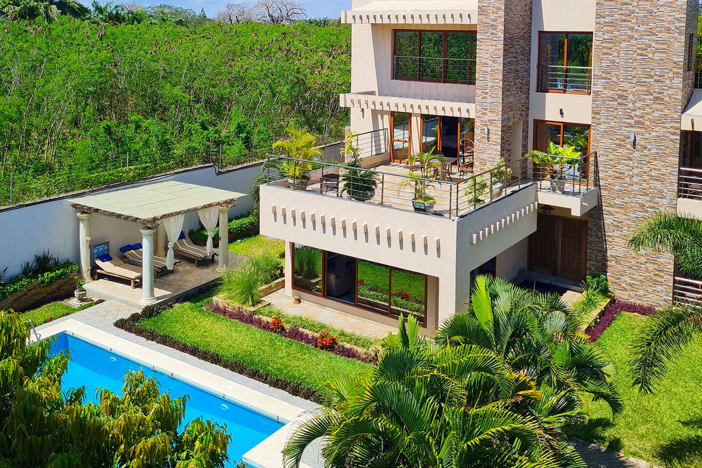 villas-pg-gardenpool-slider-image2