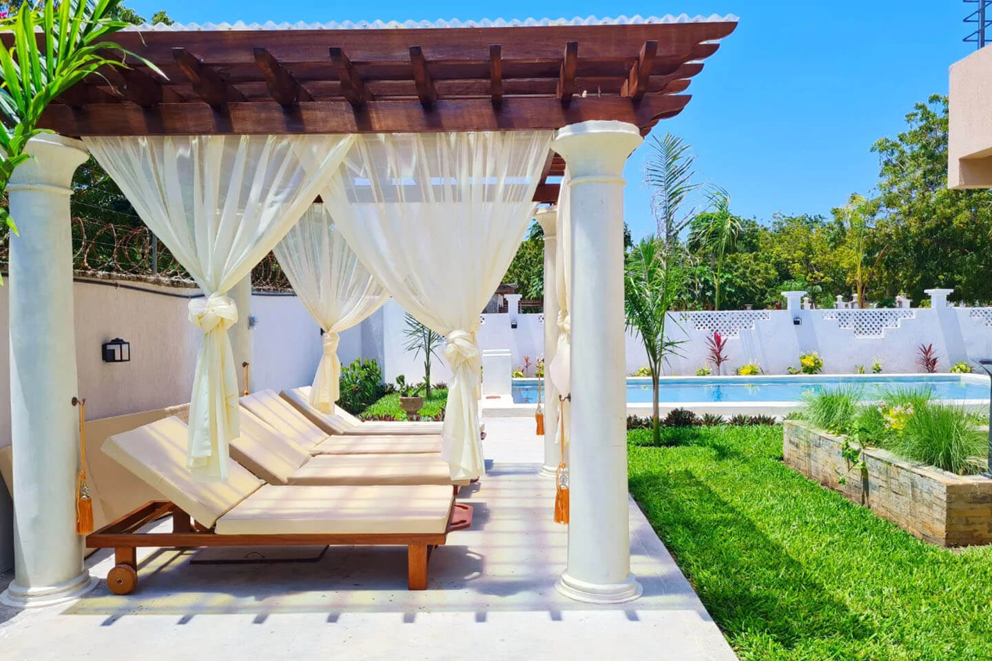 villas-pg-gardenpool-slider-image3