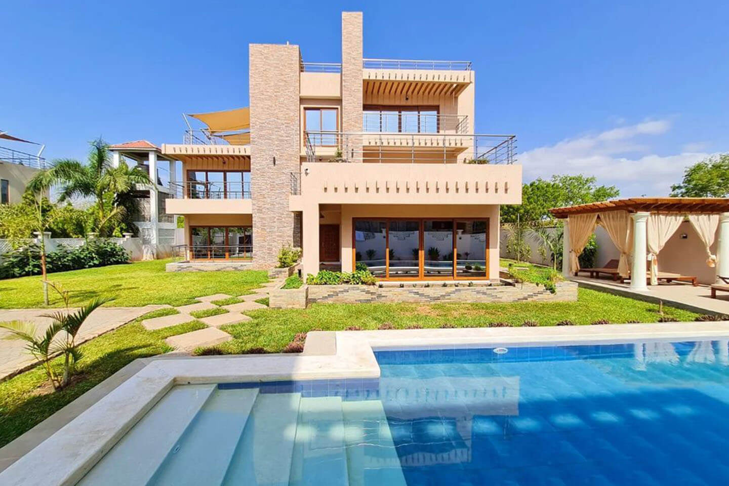 villas-pg-gardenpool-slider-image4