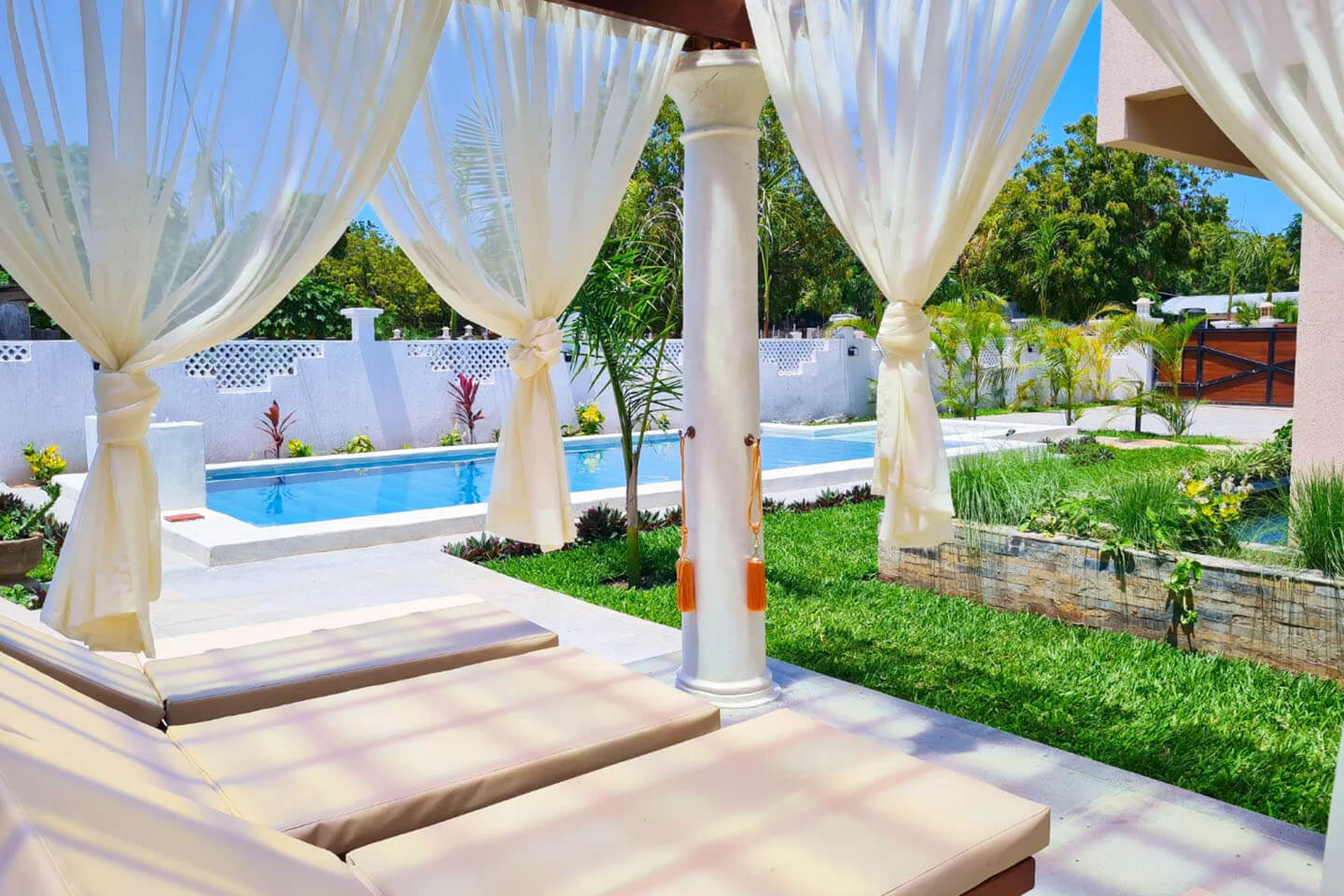 villas-pg-gardenpool-slider-image5