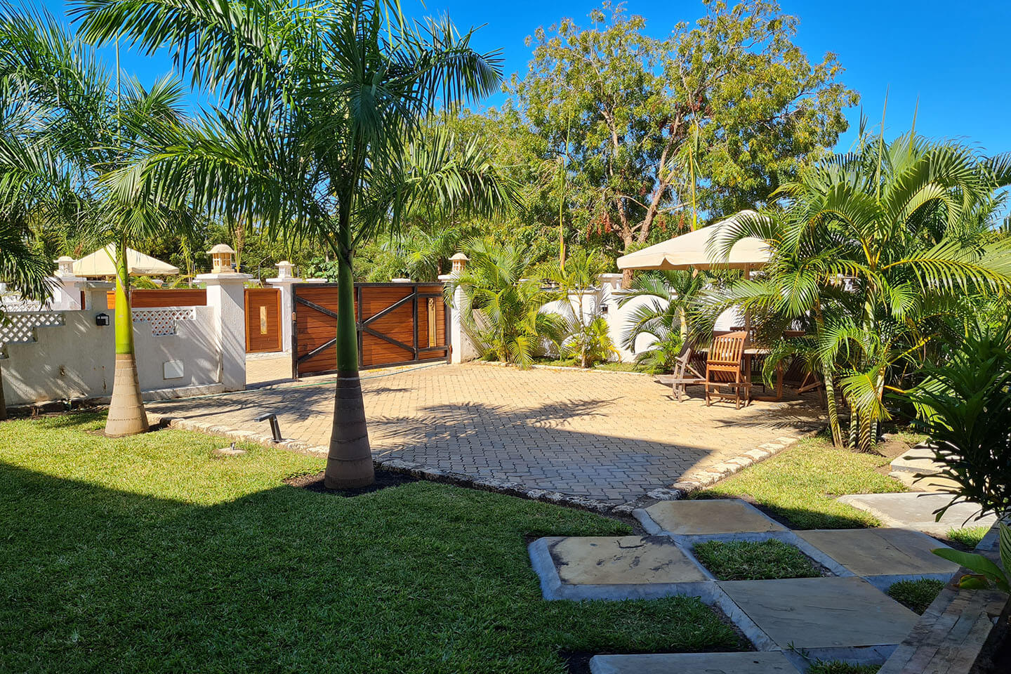 villas-pg-gardenpool-slider-image6